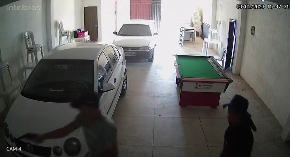 Dois homens entraram no local e atiraram contra o comerciante em Luís Gomes — Foto: Reprodução