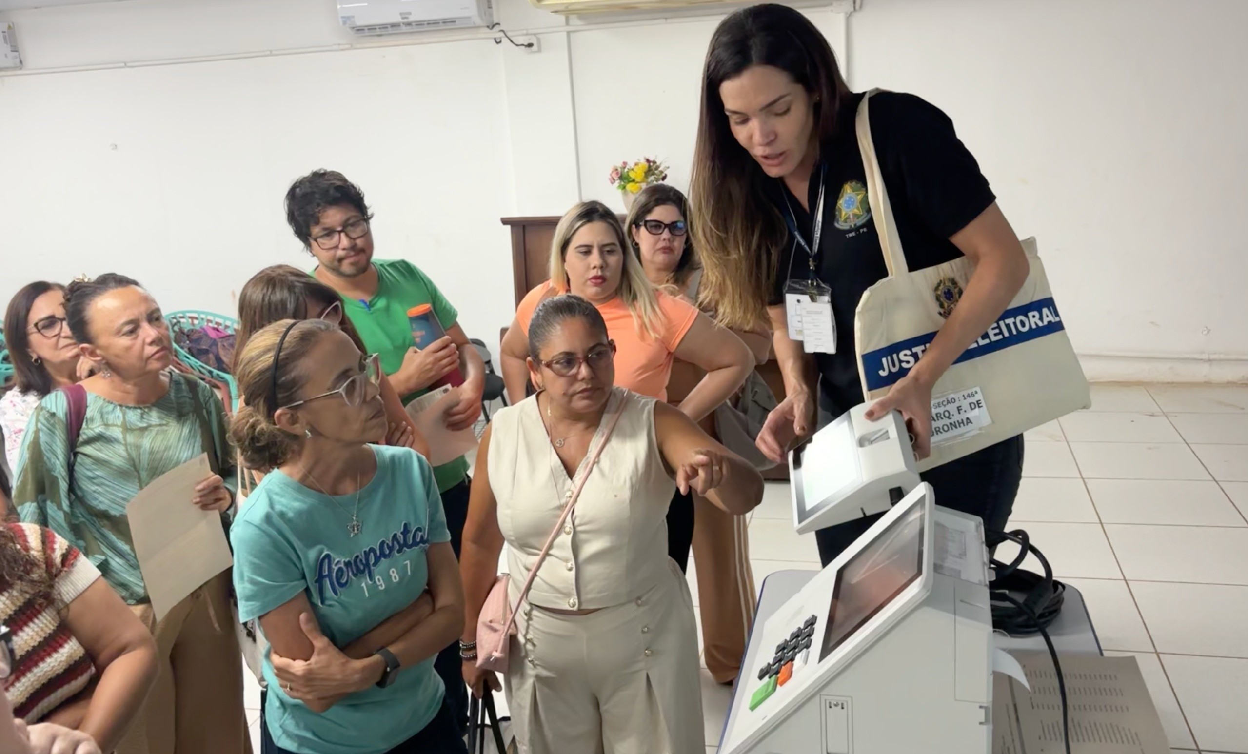 Mesários de Fernando de Noronha passam por treinamento para eleição