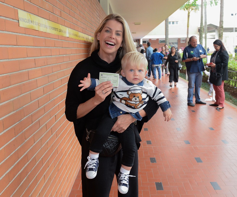 Karina Bacchi votou durante primeiro turno de eleições e levou o filho, Enrico — Foto: Francisco Cepeda/AgNews