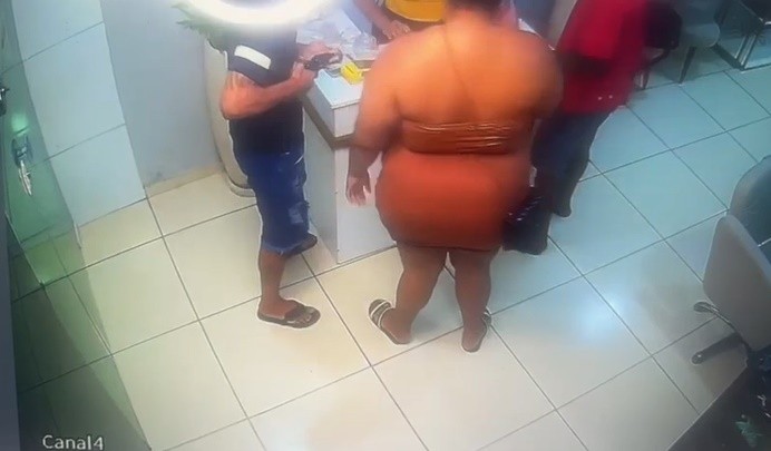 Trio se passa por cliente e assalta salão de beleza em João Pessoa; veja vídeo