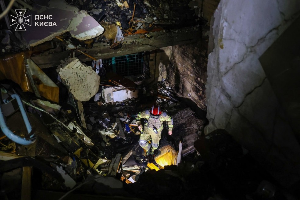 Bombeiro caminha por prédio de Kiev atingido por míssel balístico russo — Foto: Telegram / Reprodução