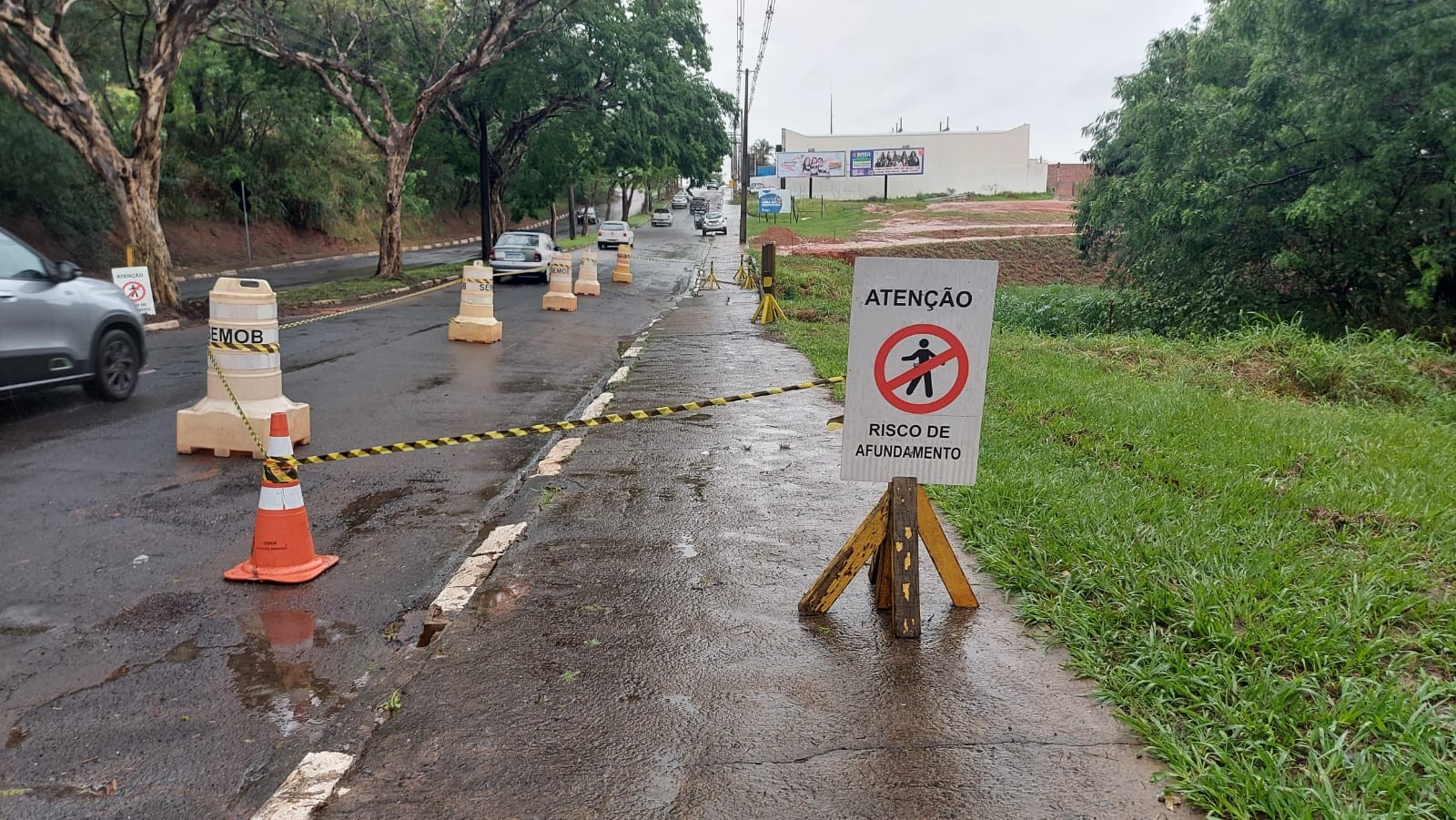 Chuva provoca erosão sob ponte em avenida de Presidente Prudente; local é sinalizado por risco de afundamento