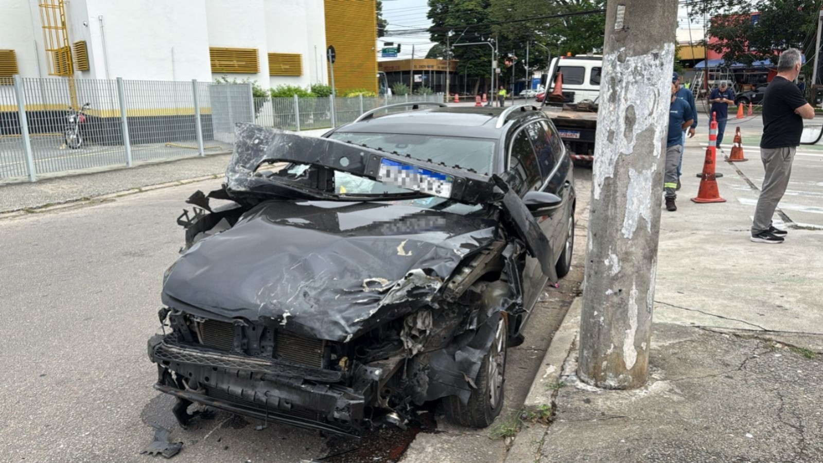 Carros se envolvem em acidente na Zona Leste de São José dos Campos; veja o VÍDEO