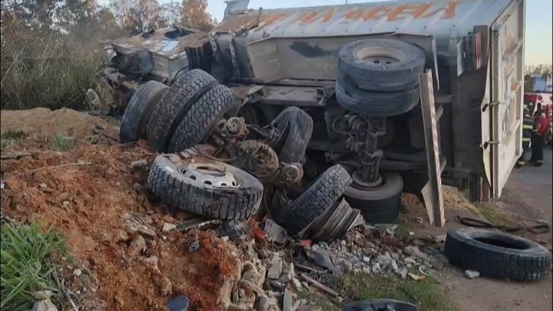 Caminhão atravessa canteiro, bate em carro e deixa cinco feridos em Indaiatuba