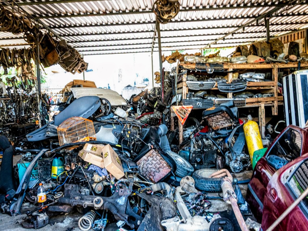 Ferro-velho irregular é interditado em Angra dos Reis