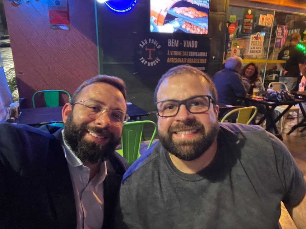 Empresário Guilherme Cipulo (à esquerda) com o médico e amigo Diego Ralf Bomfim (à direita) — Foto: Cedida