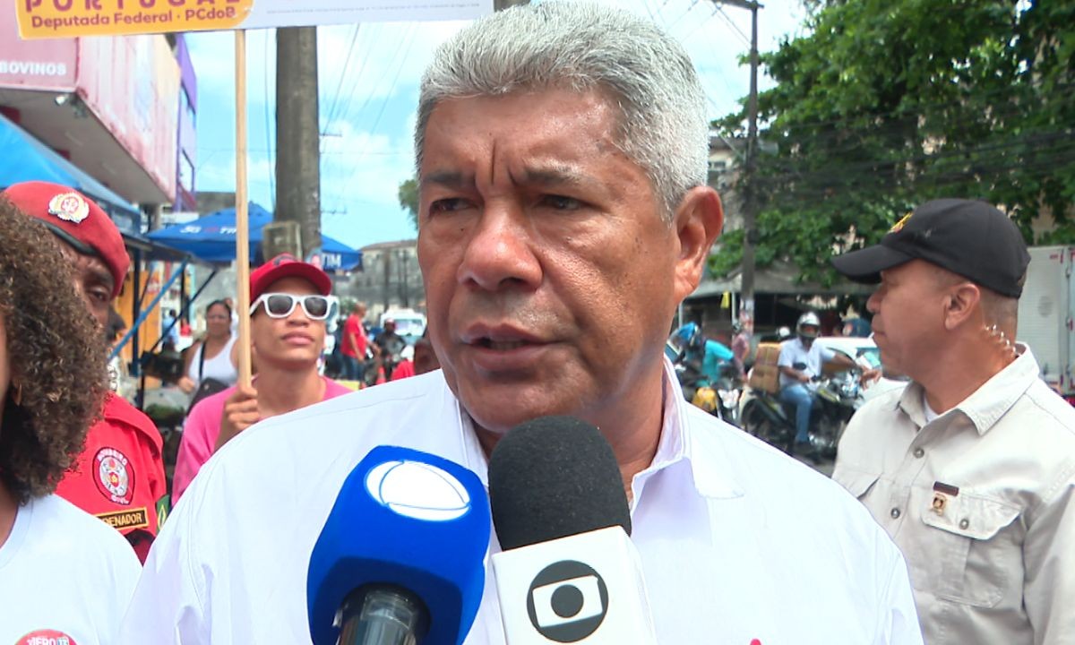 Jerônimo Rodrigues reforça proposta de universalização da escola integral durante caminhada em Salvador
