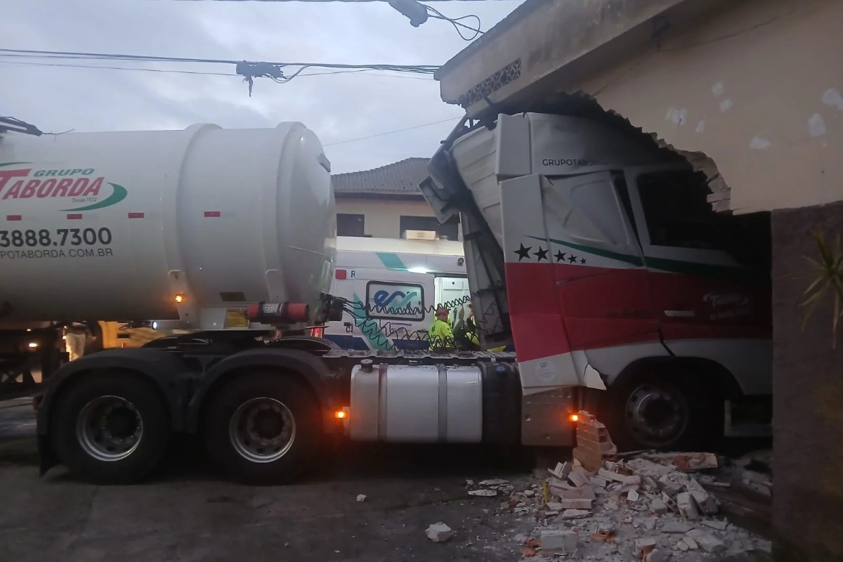 VÍDEO: Motorista de caminhão morre ao atingir parede de mercado, no Paraná; estrutura de imóvel teve 'colapso parcial'