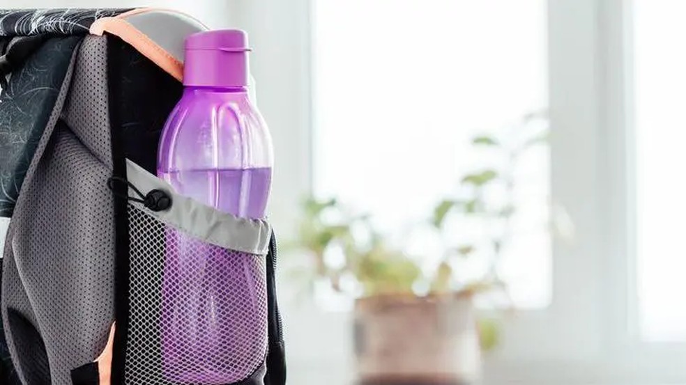 As garrafas recebem bactérias das mais variadas fontes — como das mochilas onde são carregadas, por exemplo — Foto: Getty Images via BBC