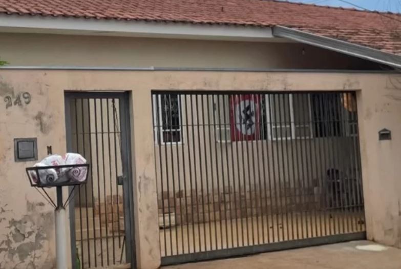 Bandeira com suástica nazista na janela de casa é investigada pela Polícia Civil de Araraquara