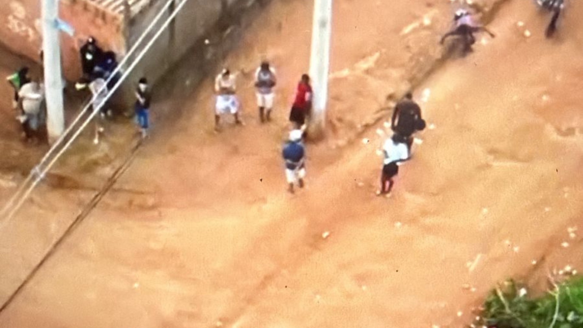 Homem é morto a pauladas e abandonado embaixo de sofá no Bairro Élisson Prieto, em Uberlândia