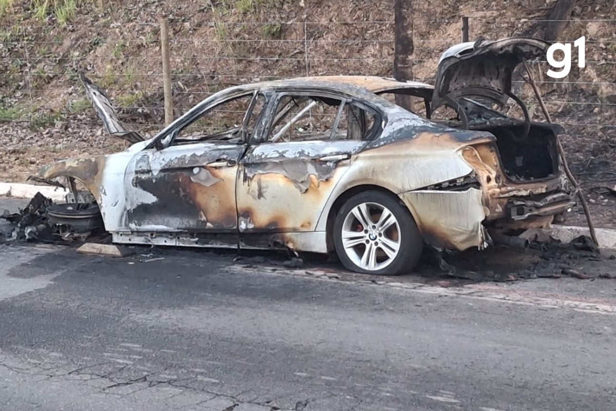 Carro de luxo pega fogo e fica completamente destruído em avenida de Cuiabá; vídeo