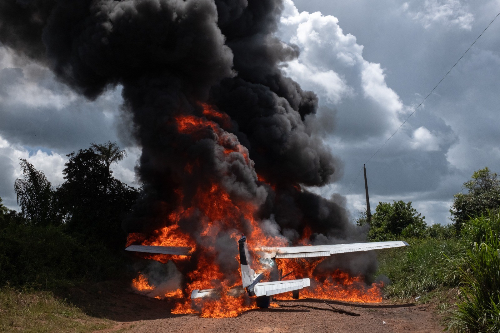 Avião ligado a voos para garimpo na Venezuela é destruído no entorno da Terra Yanomami