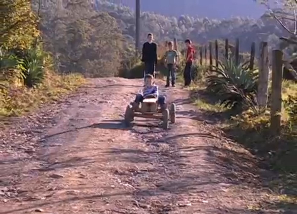 Brincadeira dos meninos do Vale do Itajaí virou hit na internet — Foto: Reprodução RBS TV