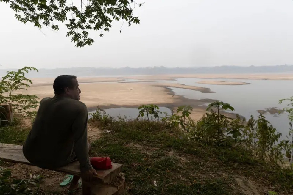 Morador da margem do rio Madeira, Valcir da Costa posa durante uma entrevista em Porto Velho, capital de Rondônia. O rio, um dos principais afluentes do Amazonas, está mais baixo do que nunca devido a uma seca extrema que ameaça os meios de subsistência das comunidades ribeirinhas. — Foto: Isaac Fontana/EPA-EFE/REX/Shutterstock