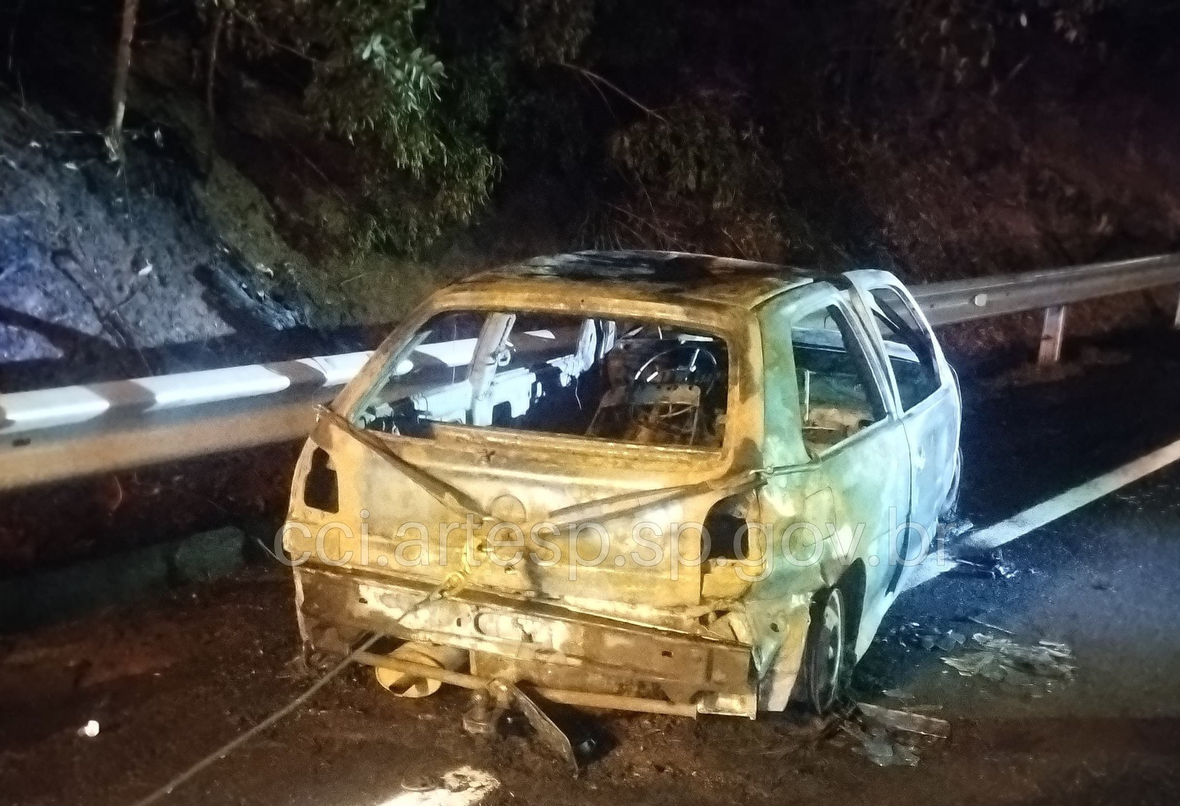 Motorista abandona veículo que pegou fogo em rodovia no interior de SP 