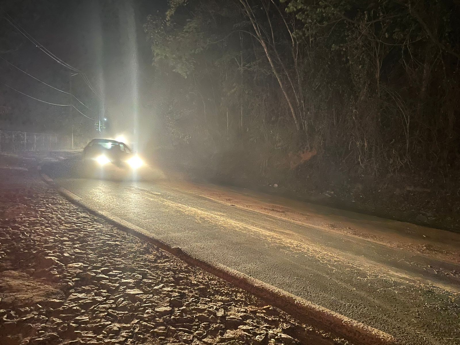 Estrada União Indústria tem trânsito liberado após acidente e mais 10 horas de interdição