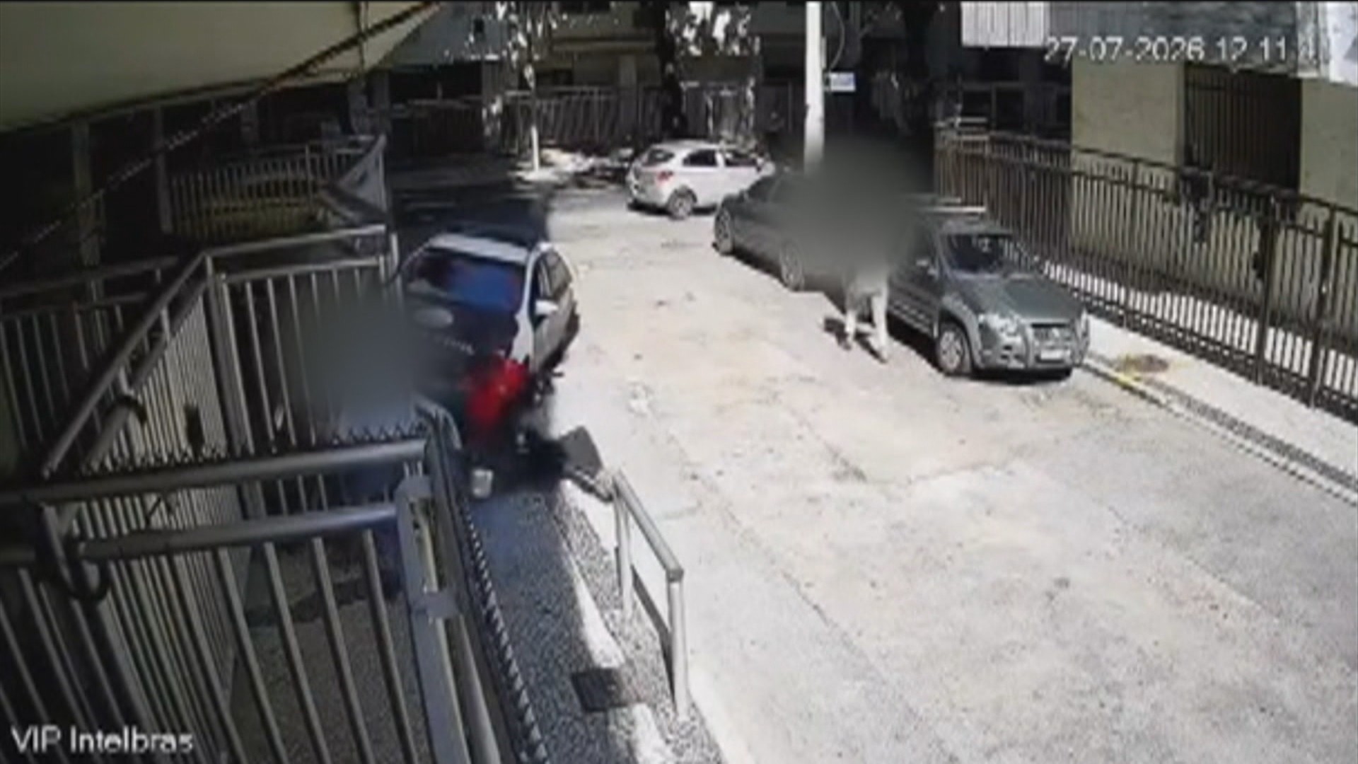 Falso entregador investigado por roubos na Zona Sul bate em carro da polícia, tenta fugir e acaba preso em Ipanema