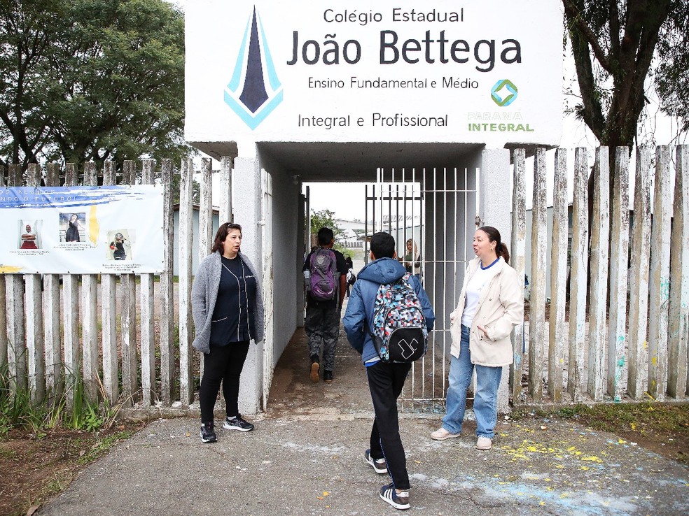 No Colégio Estadual João Bettega, em Curitiba, alunos foram à escola — Foto: Giuliano Gomes/PR Press