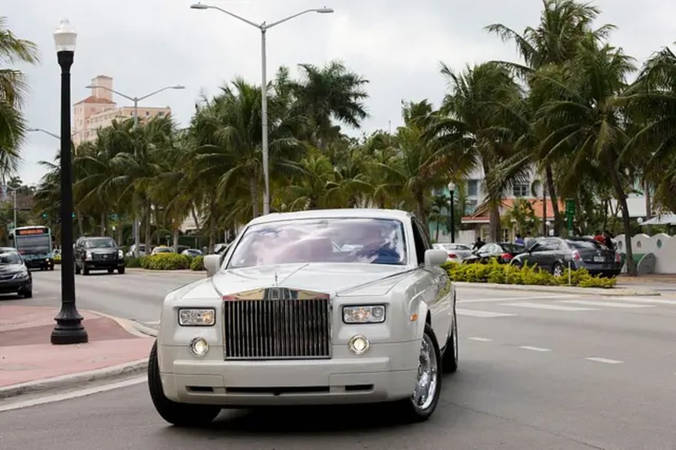 Um Rolls Royce Phantom branco, limusine de quatro portas, vira na Collins Avenue, em South Beach, Miami, EUA. — Foto: Getty Images