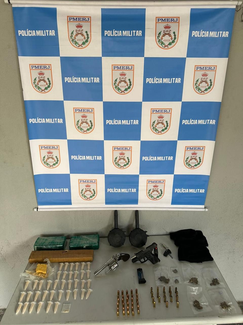 Homem apontado como gerente do tráfico é preso com drogas e armas em Volta Redonda 