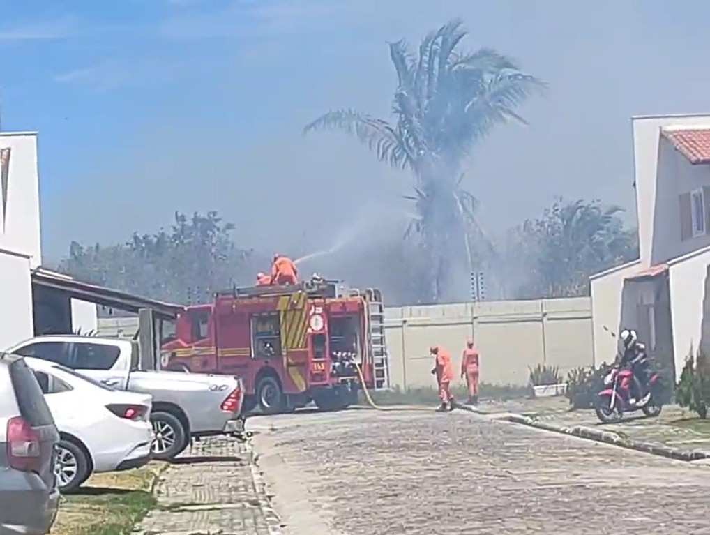 VÍDEO: Incêndio em terreno próximo a condomínio é registrado em Teresina; 4º foco em sete horas