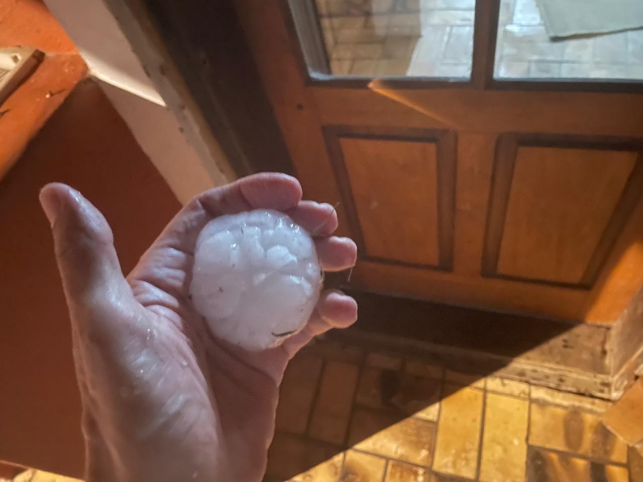 Moradores registram granizo do tamanho de bolas de tênis durante chuva no RS