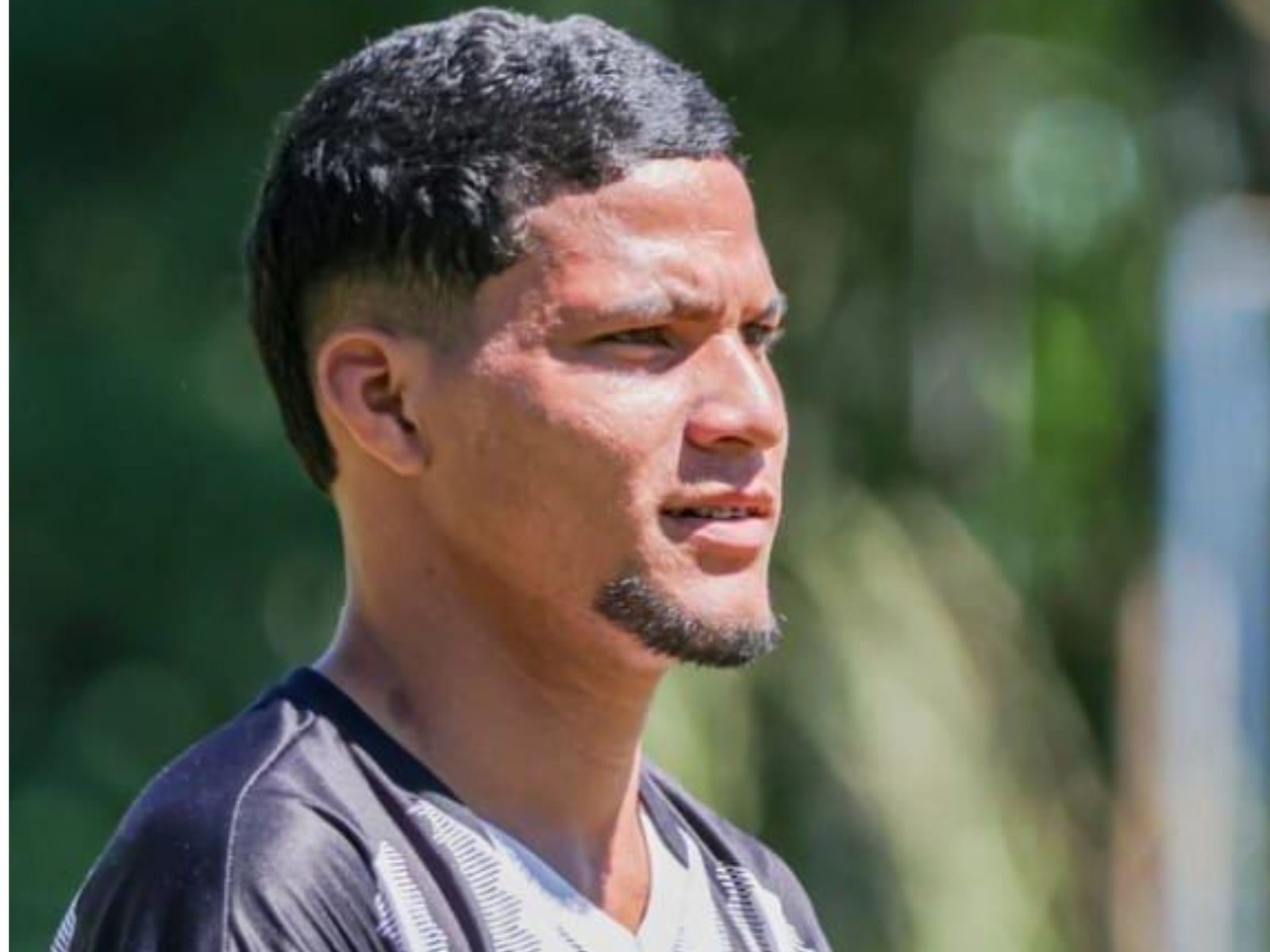 Jogador de futebol que visitava a família no Acre morre em acidente de moto; veja VÍDEO