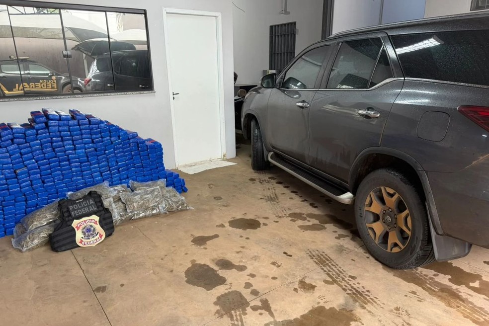 Polícia prende homem com drogas e carro roubado na fronteira do Brasil com o Paraguai — Foto: PF/Reprodução