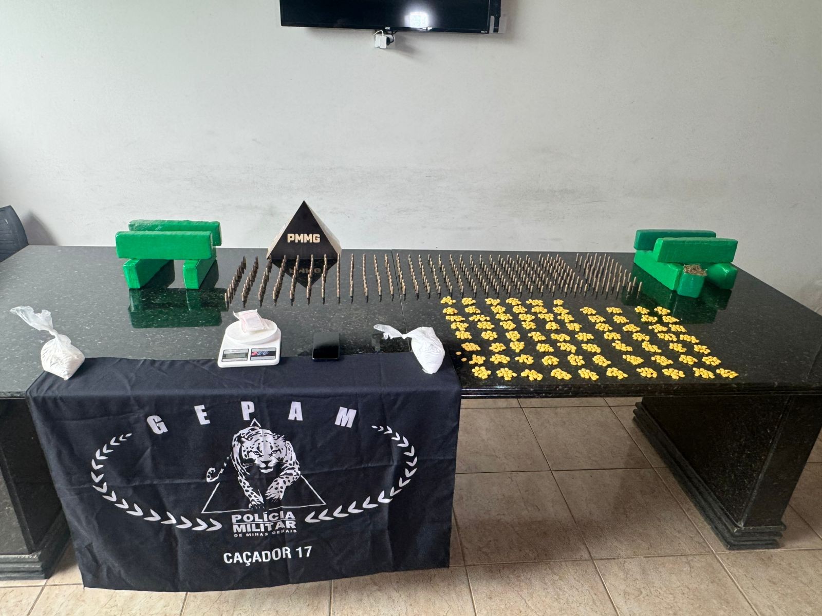 Drogas e munições são apreendidas embaixo de pia, em lixeira e dentro de sofá em Governador Valadares