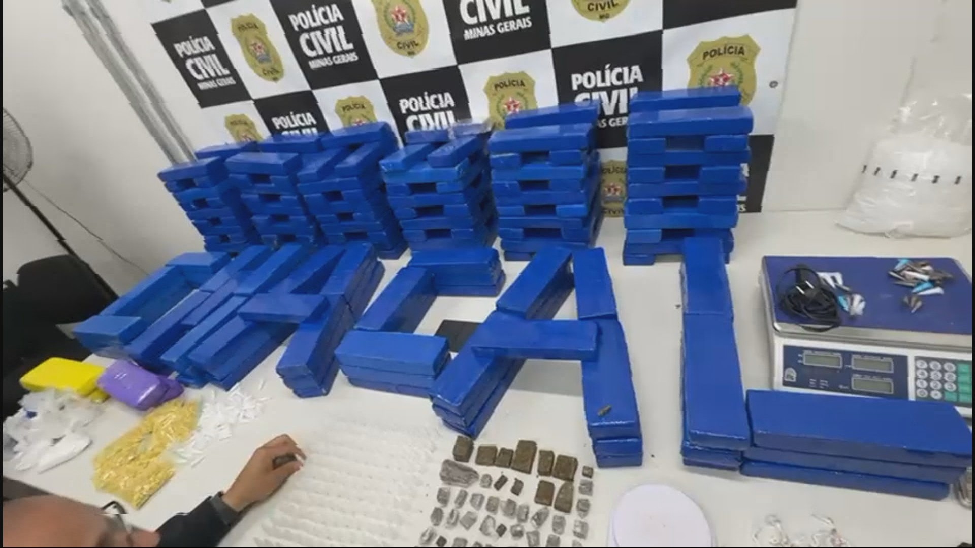 Adolescente é apreendido em desmanche de motos e homem é preso com drogas em Belo Horizonte