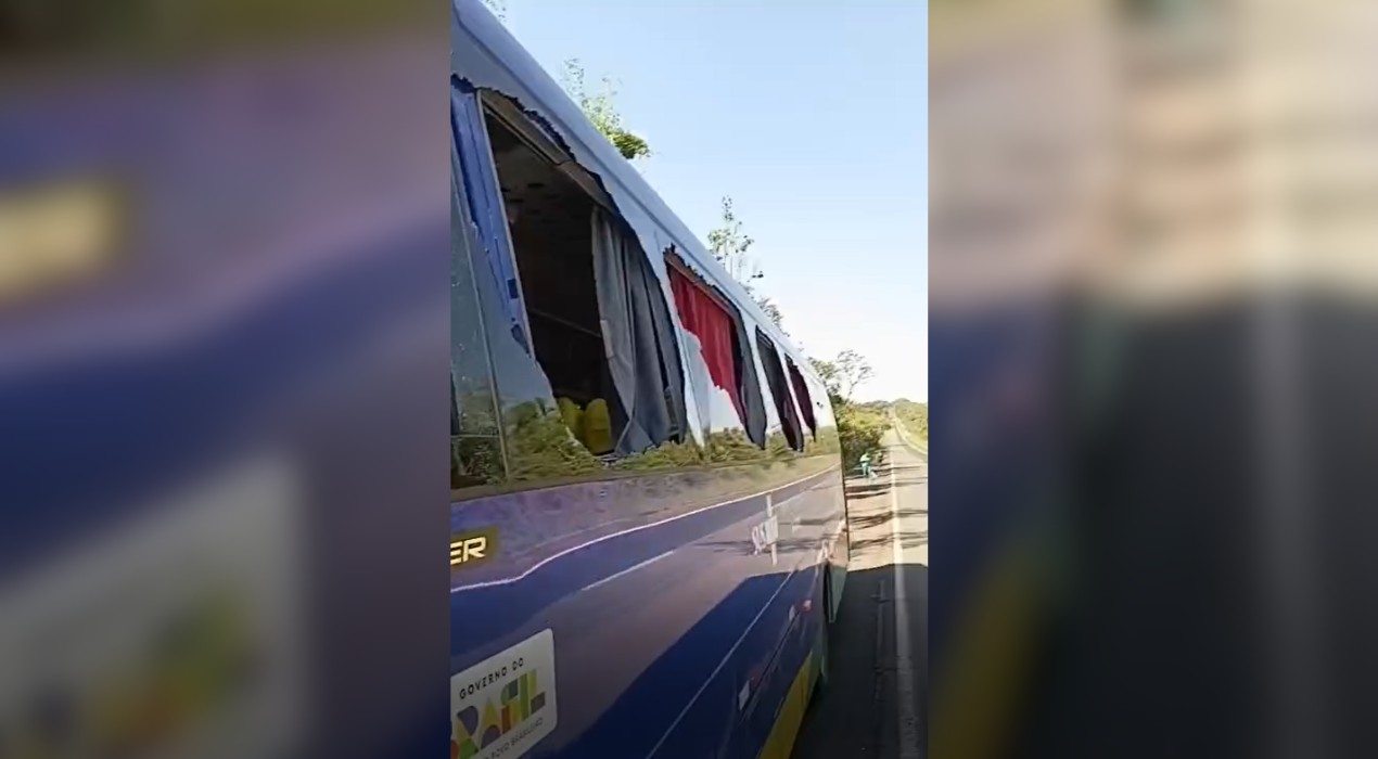Caminhão invade pista e danifica ônibus que transportava pacientes no interior de SP