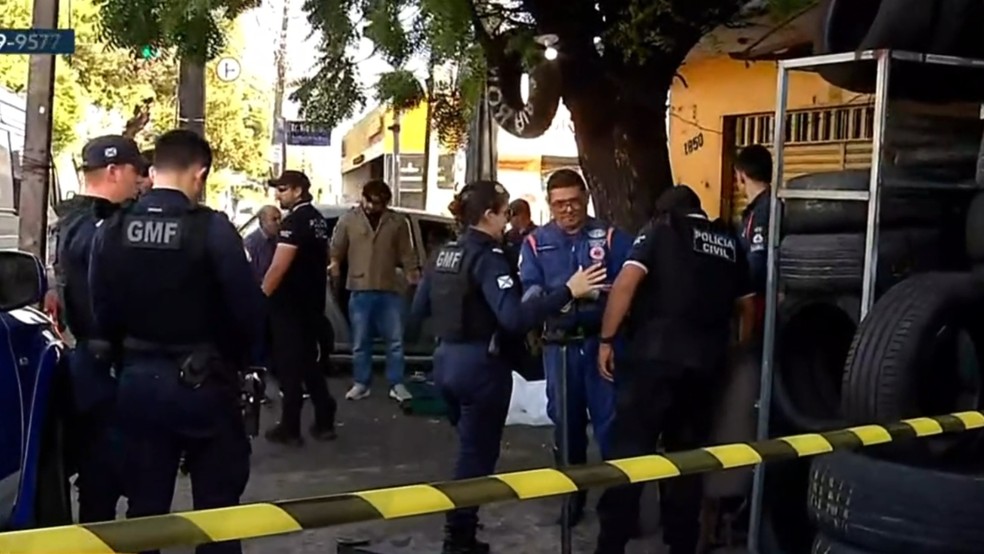 Homem é assassinado e outro é baleado em oficina em Fortaleza — Foto: TV Verdes Mares/Reprodução