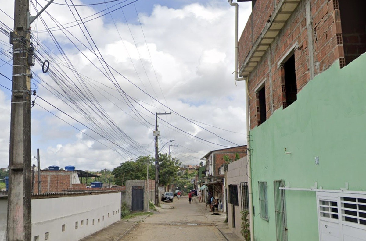 Homem é assassinado a tiros por bandidos encapuzados dentro de casa; criminosos se apresentaram como policiais civis