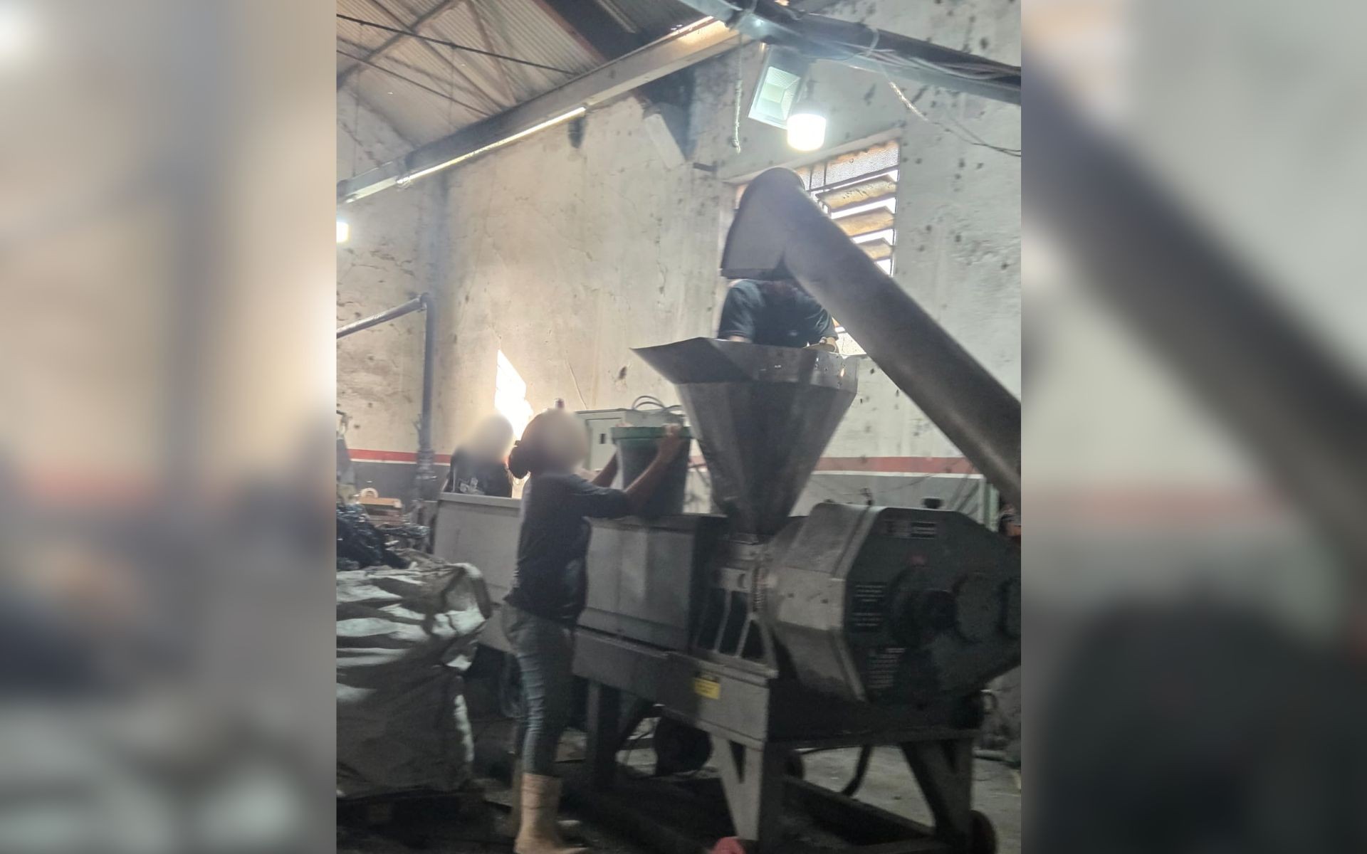Galpão de materiais recicláveis é lacrado pela 2ª vez por suspeita de ligações clandestinas de água, energia elétrica e irregularidades trabalhistas 