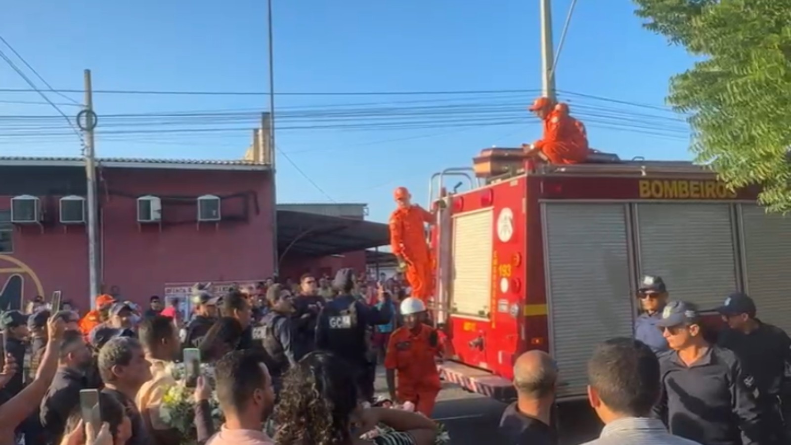 Corpos de vereador e comandante da GCM de Parnaíba são sepultados após cortejos e homenagens