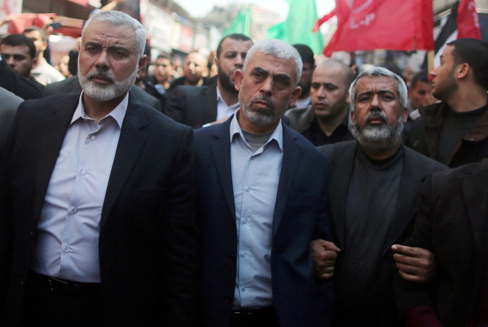 Foto de 2017 mostra Yahya Sinwar (ao centro) ao lado de Ismail Haniyeh (à esquerda).  — Foto: Mohammed Salem/Reuters