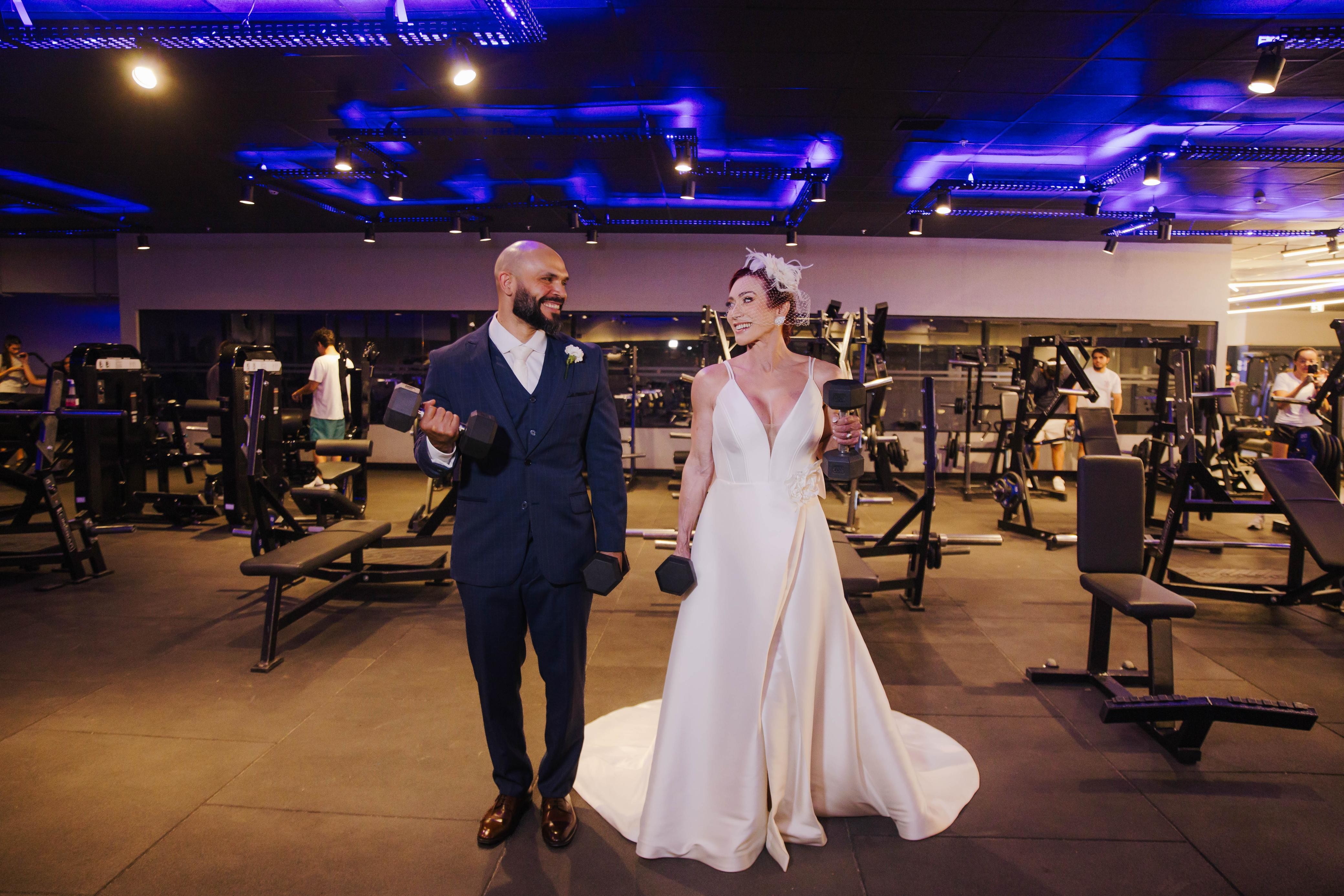 Casal aplicou movimentos de musculação com vestes cerimonial — Foto: Reprodução/Arquivo Pessoal