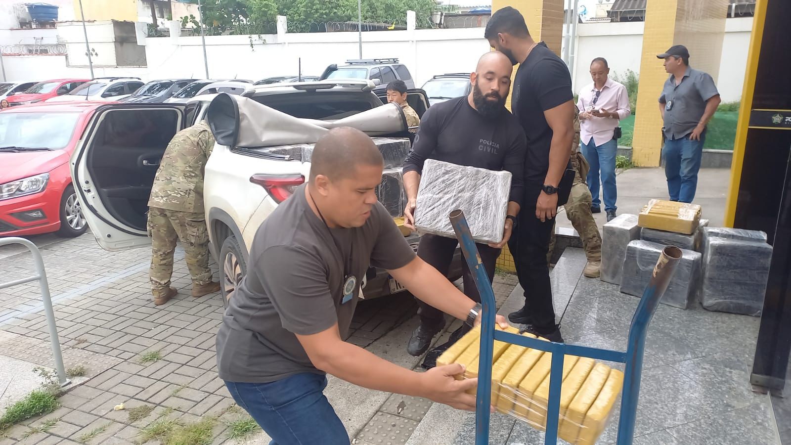 Polícia Civil e PRF apreendem mais de duas toneladas de maconha no RJ
