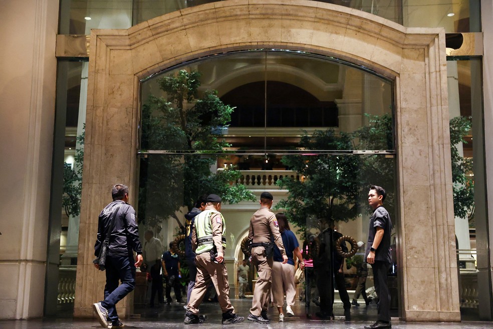 Policiais são vistos na entrada do hotel Grand Hyatt Erawan, em Bangkok, na Tailândia — Foto: Chalinee Thirasupa/Reuters