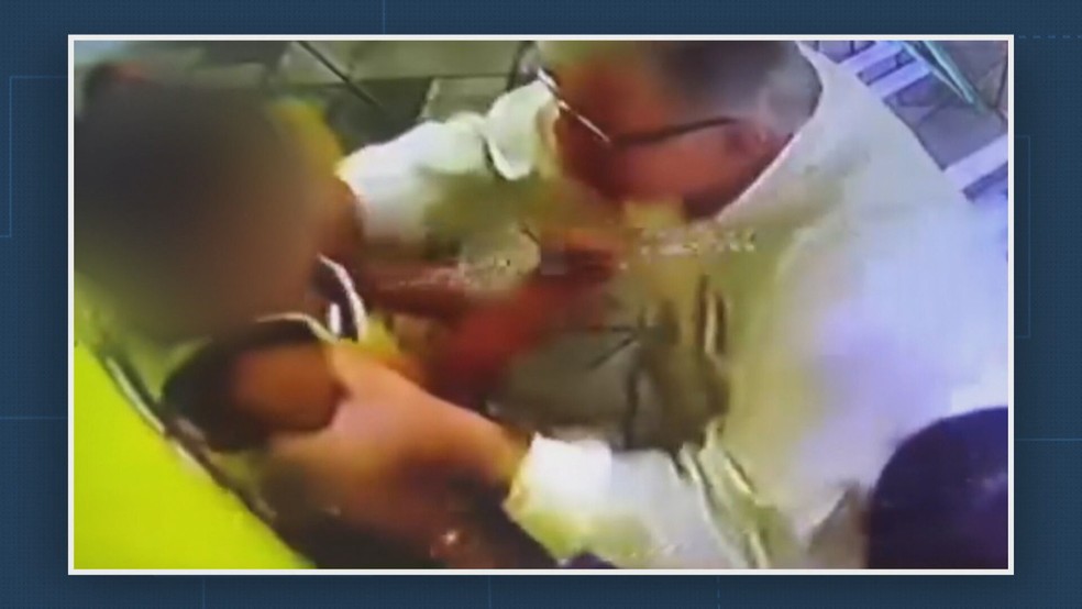 Menino de 4 anos é agredido por diretor em escola infantil em Duque de Caxias — Foto: Reprodução/TV Globo