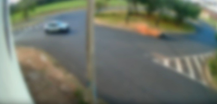 VÍDEO: Mulher morre ao perder controle de moto e bater em árvore em Uberaba