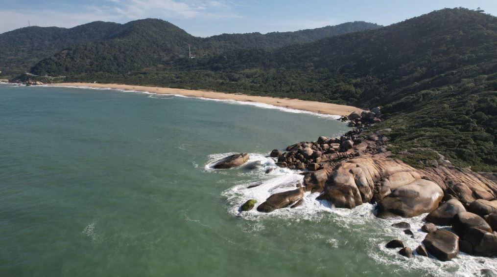 Justiça nega pedido para suspender venda de terrenos da única praia deserta de Balneário Camboriú por R$ 31,5 milhões