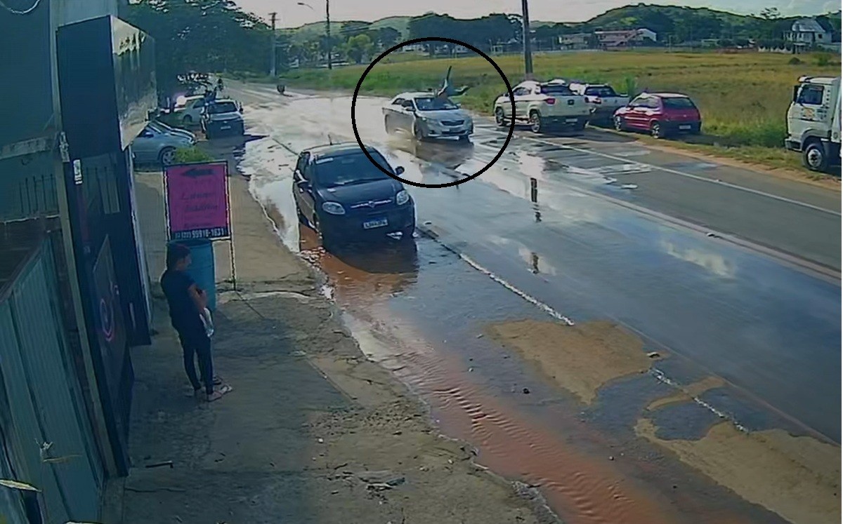 Idoso morre atropelado após ser arrastado e arremessado ao chão por carro na BR-356; VÍDEO