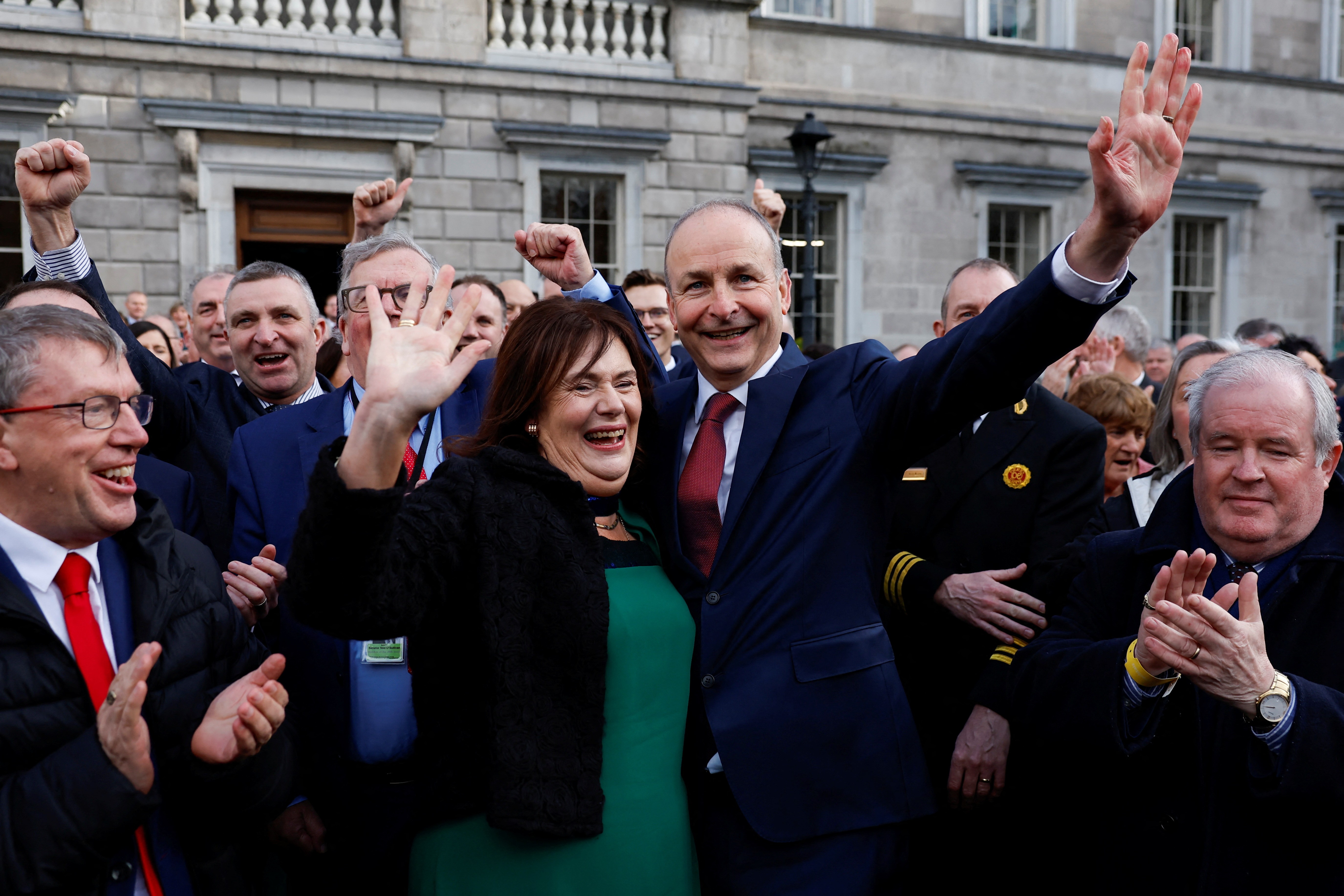 Político de centro-direita Micheál Martin é eleito primeiro-ministro da Irlanda