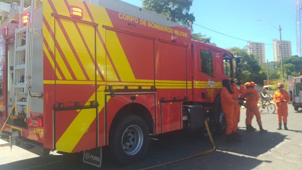 Acidente envolvendo três carros e uma moto deixa feridos na Zona Sul de Teresina; vítima teve fratura exposta — Foto: Sthefany Prado/g1