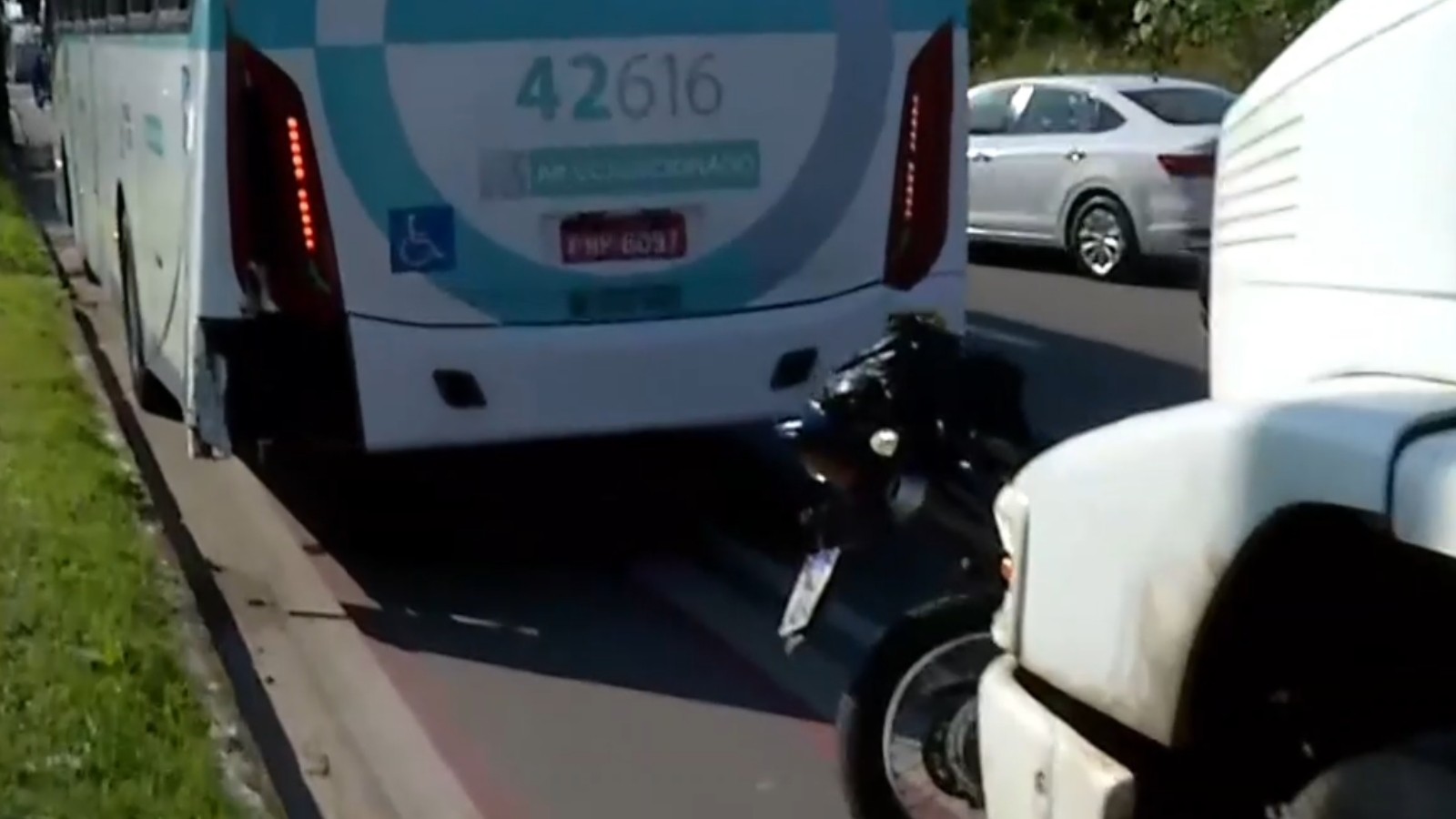 Motociclista bate em ônibus, cai e morre atropelado por caminhão em Fortaleza