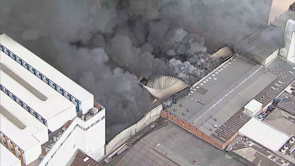 Incêndio no Shopping 25, na região do Brás — Foto: Reprodução/TV Globo