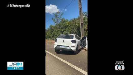 Carro bate em poste em Palmas e fica com a frente destruída