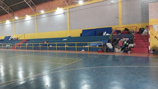 Venezuelanos abandonados em ginásio em Montes Claros procuram emprego - Foto: (Gabrielle Silva/Inter TV)